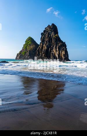 Deux rochers Brothers sur la plage de Cacimba do Padre, Fernando de Noronha, site classé au patrimoine mondial de l'UNESCO, Brésil, Amérique du Sud Banque D'Images