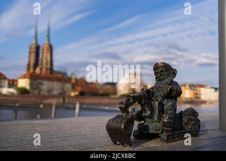 WROCLAW, POLOGNE - 18 AVRIL 2022 : gnome de bronze dans la rue urbaine Banque D'Images