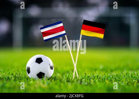 Octobre 2022: Costa Rica vs Allemagne, stade Al Bayt, papier peint du match de football, drapeaux nationaux faits main et ballon de football sur l'herbe verte. Le football stadi Banque D'Images