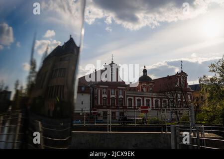 Vieux bâtiments de l'église avec ciel nuageux à l'arrière-plan à Wroclaw Banque D'Images