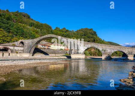 Ponte della Maddalena (Ponte del Diavolo), rivière Serchio, près de Borgo a Mozzano, Lucques, Toscane, Italie, Europe Banque D'Images