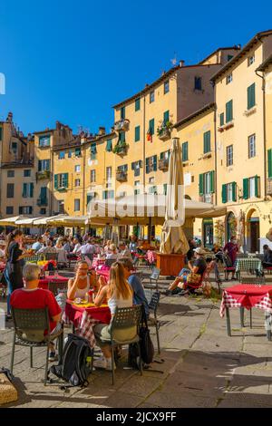 Manger et boire à l'extérieur, Piazza dell'Anfiteatro, Lucca, Toscane, Italie, Europe Banque D'Images