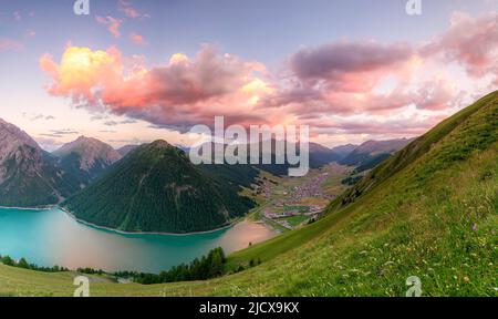Livigno et lac au coucher du soleil, Vallée de Livigno, Valtellina, Lombardie, Italie, Europe Banque D'Images