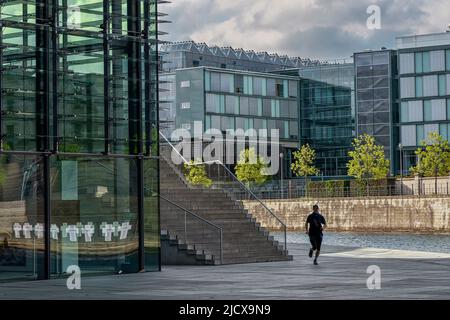 Berlin, Allemagne - 22 mai 2022: Vue sur les rues de Berlin au début du printemps matin Banque D'Images