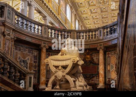 Basilique papale di Santa Maria Maggiore intérieur de l'église avec statue du Pape Pie IX priant, site du patrimoine mondial de l'UNESCO, Rome, Lazio, Italie, Europe Banque D'Images