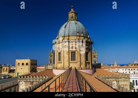 Cathédrale de Palerme, site classé au patrimoine mondial de l'UNESCO, toit de l'église, passerelle étroite contre ciel bleu sans nuages, Palerme, Sicile, Italie, Méditerranée Banque D'Images