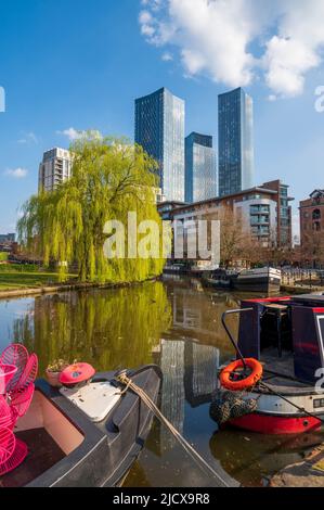 Des gratte-ciels se reflètent à Castlefield Basin, Manchester, Angleterre, Royaume-Uni, Europe Banque D'Images