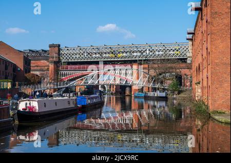 Barges amarrés à Castlefield Basin, Manchester, Angleterre, Royaume-Uni, Europe Banque D'Images