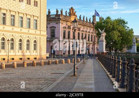 Berlin, Allemagne - 22 mai 2022: Vue sur les rues de Berlin au début du printemps matin Banque D'Images