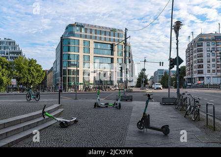 Berlin, Allemagne - 22 mai 2022: Vue sur les rues de Berlin au début du printemps matin Banque D'Images