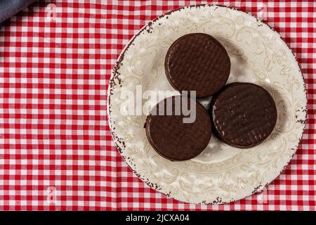 Vue de dessus de quelques alfajores au chocolat argentin classique rempli de dulce de leche. Cuisine traditionnelle. Texte-copie. Banque D'Images