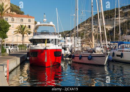 Vue sur le port depuis le quai, tôt le matin, bateaux colorés amarrés à la jetée, Bonifacio, Corse-du-Sud, Corse, France, Méditerranée, Europe Banque D'Images