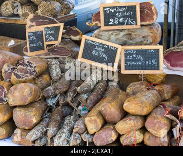 Sélection de saucisses et de jambons corses à vendre sur le marché en plein air de la place Foch, Ajaccio, Corse-du-Sud, Corse, France, Méditerranée, Europe Banque D'Images