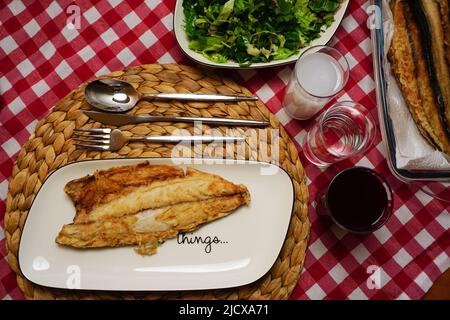 Raki turc et poisson bonite rôti avec hors-d'œuvre sur la table Banque D'Images