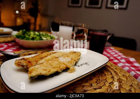 Raki turc et poisson bonite rôti avec hors-d'œuvre sur la table Banque D'Images