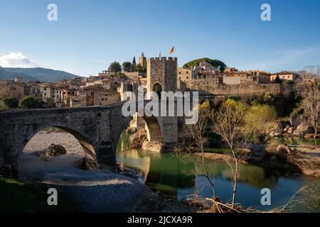 Ville médiévale historique de Besalu avec drapeaux de Catalogne sur la tour de pont en pierre traversant la rivière El Fluvia, Besalu, Catalogne, Espagne, Europe Banque D'Images