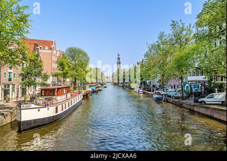 Bateaux sur le canal Prinsengracht, avec l'église Westerkerk derrière, Amsterdam, la Hollande du Nord, les pays-Bas, l'Europe Banque D'Images