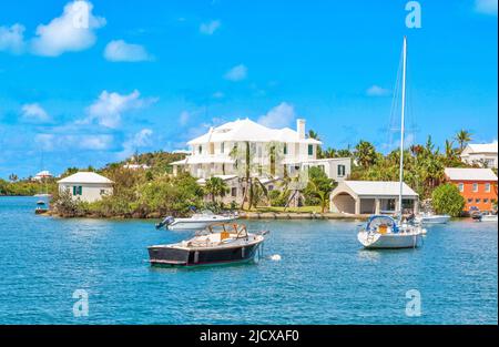 Bateaux à l'ancre à Pitts Bay, avec des maisons pastel en arrière-plan avec leurs toits en escalier traditionnels, Hamilton, Bermudes, Atlantique, Amérique centrale Banque D'Images