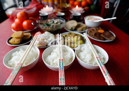 Nouvel an lunaire chinois, fête de la Tet vietnamienne, nourriture et offrandes sur table, religion à la maison, haute Savoie, France, Europe Banque D'Images