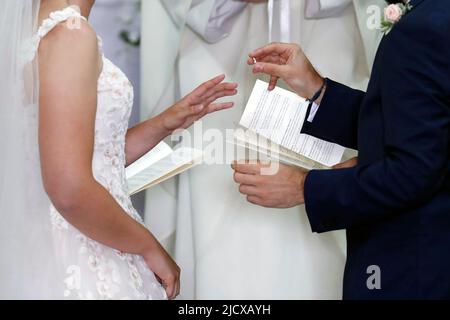 Cérémonie de mariage dans une église catholique, anneaux de mariage échangés, France, Europe Banque D'Images