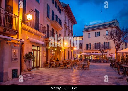 Al fresco manger sur la place locale dans la vieille ville d'Alcudia au crépuscule, Alcudia, Majorque, Iles Baléares, Espagne, Méditerranée, Europe Banque D'Images