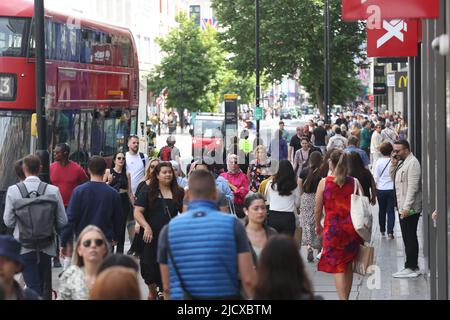 Les membres du public marchent le long du côté ombragé d'Oxford Street, dans le centre de Londres, tout en profitant du temps chaud. Date de la photo: Jeudi 16 juin 2022. Banque D'Images