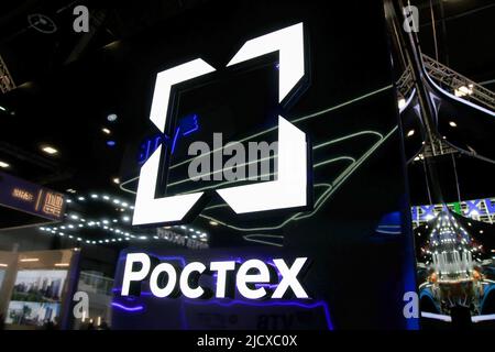 Saint-Pétersbourg, Russie. 15th juin 2022. Dans cette illustration, le logo Rostec sur le Forum économique international de Saint-Pétersbourg 2022 (SPIEF 2022). Crédit : SOPA Images Limited/Alamy Live News Banque D'Images