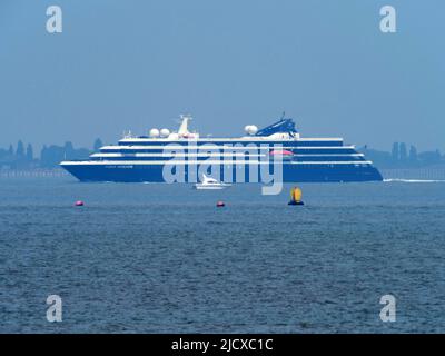 Sheerness, Kent, Royaume-Uni. 16th juin 2022. Le bateau de croisière « World Navigator » a traversé Sheerness, Kent cet après-midi. Crédit : James Bell/Alay Live News Banque D'Images