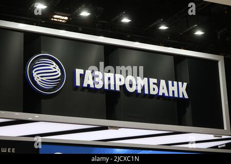 Saint-Pétersbourg, Russie. 15th juin 2022. Dans cette photo, le logo de Gazprombank sur le Forum économique international de Saint-Pétersbourg 2022 (SPIEF 2022). Crédit : SOPA Images Limited/Alamy Live News Banque D'Images