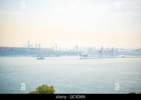 Vue panoramique du côté asiatique ou du côté anatolien d'Istanbul, y compris les quartiers de Kadikoy et d'Uskudar depuis le palais de Topkapi. Banque D'Images