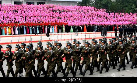 Les soldats nord-coréens marchent lors d'une cérémonie de bienvenue pour le président sud-coréen Roh Moo-Hyun sur 2 octobre 2007 à Pyongyang, en Corée du Nord. Le président Roh Moo-Hyu a franchi la frontière dans la zone démilitarisée séparant les deux pays en route pour un sommet de trois jours avec le dirigeant nord-coréen Kim Jong-il. Banque D'Images