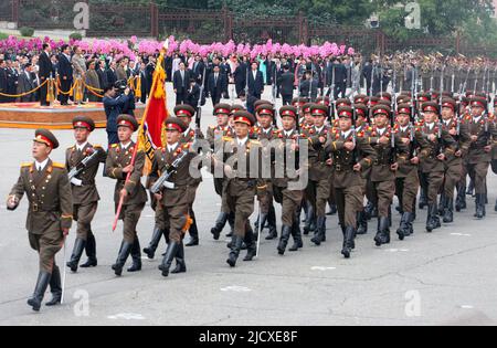 Les soldats nord-coréens marchent lors d'une cérémonie de bienvenue pour le président sud-coréen Roh Moo-Hyun sur 2 octobre 2007 à Pyongyang, en Corée du Nord. Le président Roh Moo-Hyu a franchi la frontière dans la zone démilitarisée séparant les deux pays en route pour un sommet de trois jours avec le dirigeant nord-coréen Kim Jong-il. Banque D'Images