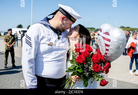 Wilhelmshaven, Allemagne. 16th juin 2022. Torben et Carolin baiser après l'arrivée de la frégate 'Lübeck' dans le port à la base navale. Plus tôt, Torben avait proposé à sa petite amie attendant à terre. Après 32 ans de service, le navire est revenu d'un déploiement pour la dernière fois. L'équipage du navire de guerre s'est dirigé vers le port d'origine de Wilhelmshaven après un déploiement de cinq mois en Méditerranée. Credit: Hauke-Christian Dittrich/dpa/Alay Live News Banque D'Images