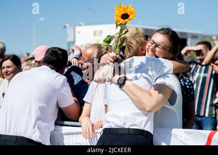 Wilhelmshaven, Allemagne. 16th juin 2022. Les membres de l'équipage de la frégate 'Lübeck' sont accueillis par des parents après que le navire est entré dans le port à la base navale. Après 32 ans de service, le navire est revenu d'un déploiement pour la dernière fois. L'équipage du navire de guerre s'est dirigé vers le port d'origine de Wilhelmshaven après un déploiement de cinq mois en Méditerranée. Credit: Hauke-Christian Dittrich/dpa/Alay Live News Banque D'Images