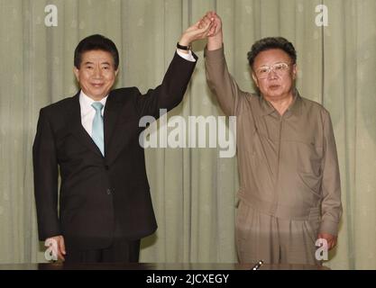 Le dirigeant nord-coréen Kim Jong-il (R) et le président sud-coréen Roh Moo-hyun posent après avoir échangé la déclaration commune à Pyongyang 4 octobre 2007. Les dirigeants de la Corée du Nord et du Sud se sont engagés jeudi à ramener la paix à la dernière frontière de la guerre froide en cherchant à négocier avec la Chine et les États-Unis pour mettre fin officiellement à la guerre de Corée de 1950-1953. Banque D'Images