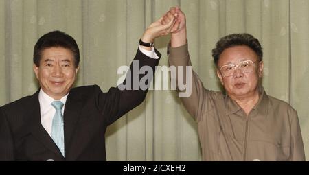 Le dirigeant nord-coréen Kim Jong-il (R) et le président sud-coréen Roh Moo-hyun posent après avoir échangé la déclaration commune à Pyongyang 4 octobre 2007. Les dirigeants de la Corée du Nord et du Sud se sont engagés jeudi à ramener la paix à la dernière frontière de la guerre froide en cherchant à négocier avec la Chine et les États-Unis pour mettre fin officiellement à la guerre de Corée de 1950-1953. Banque D'Images