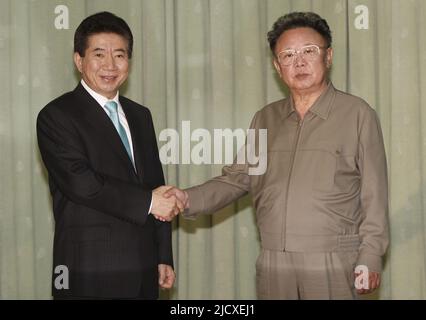 Le dirigeant nord-coréen Kim Jong-il (R) et le président sud-coréen Roh Moo-hyun posent après avoir échangé la déclaration commune à Pyongyang 4 octobre 2007. Les dirigeants de la Corée du Nord et du Sud se sont engagés jeudi à ramener la paix à la dernière frontière de la guerre froide en cherchant à négocier avec la Chine et les États-Unis pour mettre fin officiellement à la guerre de Corée de 1950-1953. Banque D'Images