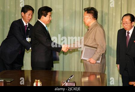 Le dirigeant nord-coréen Kim Jong-il (R) et le président sud-coréen Roh Moo-hyun posent après avoir échangé la déclaration commune à Pyongyang 4 octobre 2007. Les dirigeants de la Corée du Nord et du Sud se sont engagés jeudi à ramener la paix à la dernière frontière de la guerre froide en cherchant à négocier avec la Chine et les États-Unis pour mettre fin officiellement à la guerre de Corée de 1950-1953. Banque D'Images