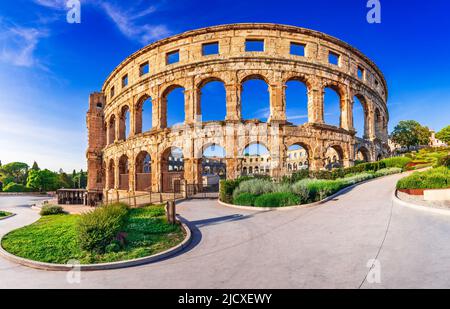 Pula, Croatie. En été, vue panoramique sur les ruines antiques de l'amphithéâtre romain de Pula, région croate de l'Istrie. Banque D'Images