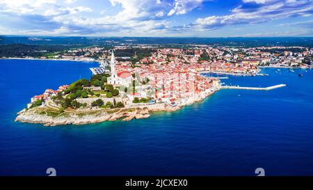 Rovinj, Croatie. Vue aérienne de drone du centre historique de la vieille ville de Rovivno et de la mer Adriatique, région de l'Istrie, Europe. Concept d'arrière-plan de voyage. Banque D'Images