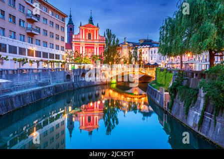 Ljubljana, Slovénie. Image de Ljubljana, Slovénie au crépuscule de l'heure bleue. Tromostovje, Triple Bridge, célèbre monument de la ville. Banque D'Images