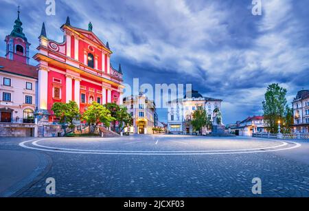 Ljubljana, Slovénie. Image de Ljubljana, Slovénie au crépuscule de l'heure bleue, de la place Preseren et de la cathédrale Banque D'Images