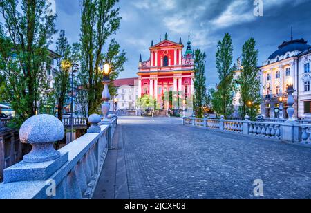 Ljubljana, Slovénie. Image de Ljubljana, Slovénie au crépuscule de l'heure bleue. Tromostovje, Triple Bridge, célèbre monument de la ville. Banque D'Images