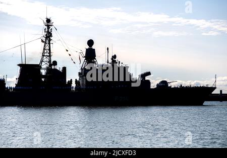 Wilhelmshaven, Allemagne. 16th juin 2022. La frégate 'Lübeck' entre dans le port à la base navale. Après 32 ans de service, le navire est revenu d'un déploiement pour la dernière fois. L'équipage du navire de guerre s'est dirigé vers le port d'origine de Wilhelmshaven après un déploiement de cinq mois en Méditerranée. Credit: Hauke-Christian Dittrich/dpa/Alay Live News Banque D'Images