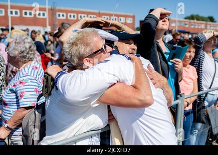 Wilhelmshaven, Allemagne. 16th juin 2022. Angela et Uwe Streubier saluent leur fils Jan après que la frégate 'Lübeck' est entrée dans le port à la base navale. Après 32 ans de service, le navire est revenu d'un déploiement pour la dernière fois. L'équipage du navire de guerre s'est dirigé vers le port d'origine de Wilhelmshaven après un déploiement de cinq mois en Méditerranée. Credit: Hauke-Christian Dittrich/dpa/Alay Live News Banque D'Images