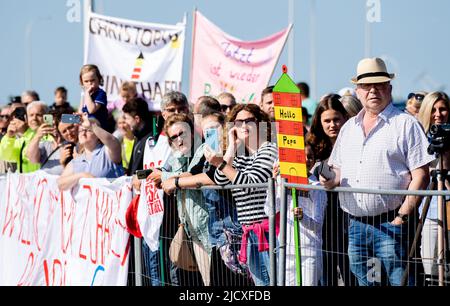 Wilhelmshaven, Allemagne. 16th juin 2022. De nombreux membres de la famille accueillent l'équipage de la frégate 'Lübeck' alors que le navire entre dans le port à la base navale. Après 32 ans de service, le navire est revenu d'un déploiement pour la dernière fois. L'équipage du navire de guerre s'est dirigé vers le port d'origine de Wilhelmshaven après un déploiement de cinq mois en Méditerranée. Credit: Hauke-Christian Dittrich/dpa/Alay Live News Banque D'Images