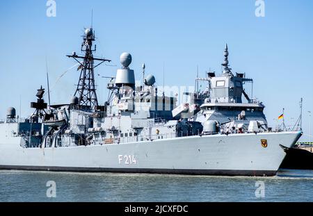 Wilhelmshaven, Allemagne. 16th juin 2022. La frégate 'Lübeck' entre dans le port à la base navale. Après 32 ans de service, le navire est revenu d'un déploiement pour la dernière fois. L'équipage du navire de guerre s'est dirigé vers le port d'origine de Wilhelmshaven après un déploiement de cinq mois en Méditerranée. Credit: Hauke-Christian Dittrich/dpa/Alay Live News Banque D'Images