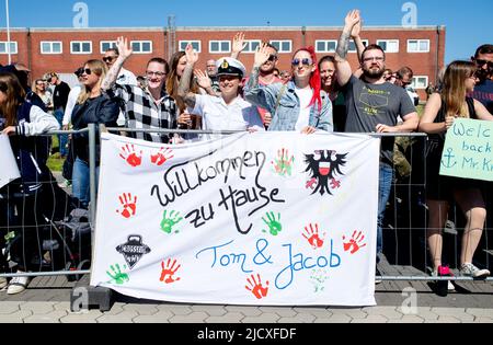 Wilhelmshaven, Allemagne. 16th juin 2022. De nombreux membres de la famille accueillent l'équipage de la frégate 'Lübeck' alors que le navire entre dans le port à la base navale. Après 32 ans de service, le navire est revenu d'un déploiement pour la dernière fois. L'équipage du navire de guerre s'est dirigé vers le port d'origine de Wilhelmshaven après un déploiement de cinq mois en Méditerranée. Credit: Hauke-Christian Dittrich/dpa/Alay Live News Banque D'Images