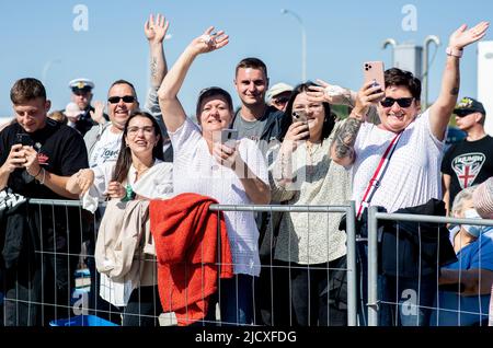 Wilhelmshaven, Allemagne. 16th juin 2022. Des parents saluent l'équipage de la frégate 'Lübeck' alors que le navire entre dans le port à la base navale. Après 32 ans de service, le navire est revenu d'un déploiement pour la dernière fois. L'équipage du navire de guerre s'est dirigé vers le port d'origine de Wilhelmshaven après un déploiement de cinq mois en Méditerranée. Credit: Hauke-Christian Dittrich/dpa/Alay Live News Banque D'Images