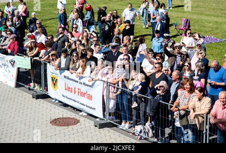 Wilhelmshaven, Allemagne. 16th juin 2022. De nombreux membres de la famille accueillent l'équipage de la frégate 'Lübeck' alors que le navire entre dans le port à la base navale. Après 32 ans de service, le navire est revenu d'un déploiement pour la dernière fois. L'équipage du navire de guerre s'est dirigé vers le port d'origine de Wilhelmshaven après un déploiement de cinq mois en Méditerranée. Credit: Hauke-Christian Dittrich/dpa/Alay Live News Banque D'Images